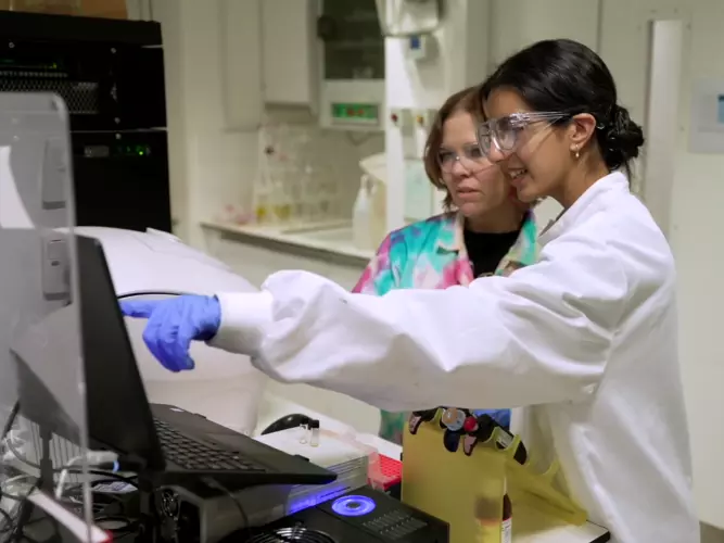 Kel and Gurshinder work in the lab